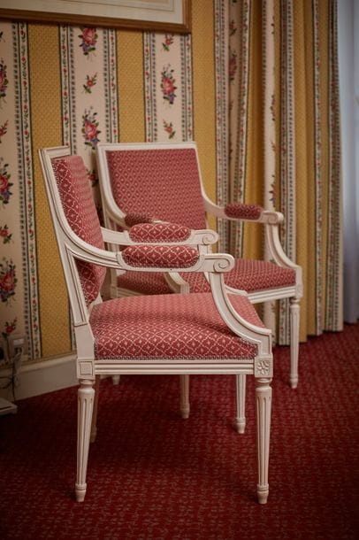 Paire de fauteuils à dossier carré de style...