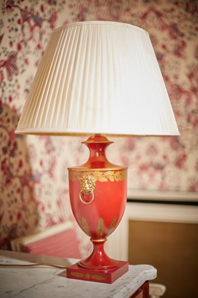 Vaughan Designs. Une lampe en tôle laquée...