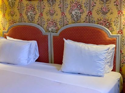 Deux paires de têtes de lit en bois laqué...