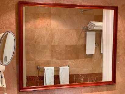 Trois miroirs rectangulaires dans un encadrement...