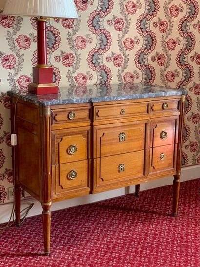 Commode de style Louis XVI en acajou ouvrant...