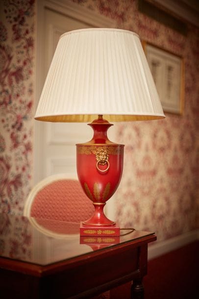 Vaughan Designs. Une lampe en tôle laquée...