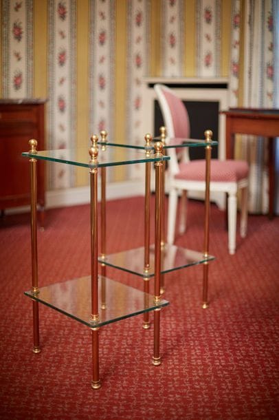 Paire de tables de chevet, à deux plateaux...
