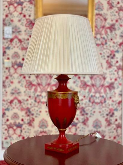 Vaughan Designs. Une lampe en tôle laquée...