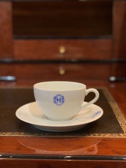 Suite de six tasses et sous tasse à thé en...