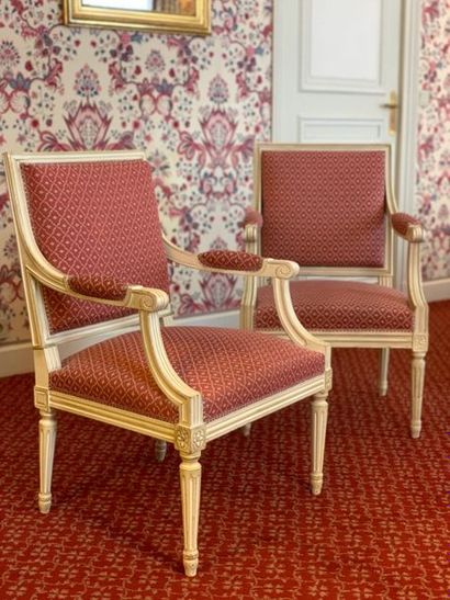 Paire de fauteuils à dossier carré de style...