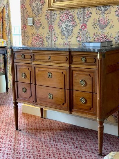 Commode de style Louis XVI en acajou ouvrant...