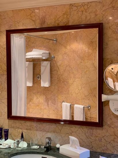 Deux miroirs rectangulaires, bordure en bois...