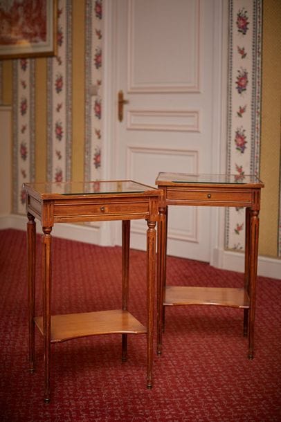 Paire de tables de chevet de style Louis...