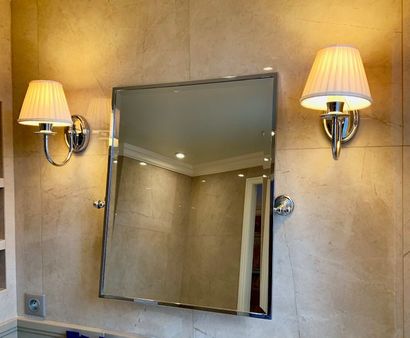 Lot comprenant : un miroir mural inclinable...