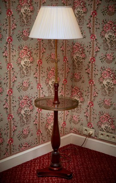 Vaughan Designs. Un lampadaire guéridon en...