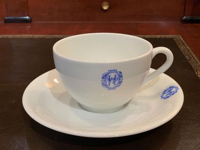 Suite de six tasses et sous tasse à Thé en...