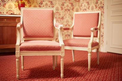 Paire de fauteuils à dossier carré de style...