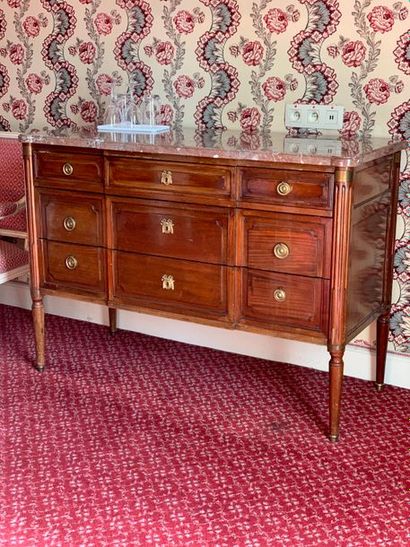 Commode de style Louis XVI en acajou ouvrant...