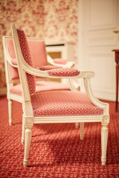 Paire de fauteuils à dossier carré de style...