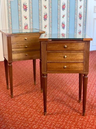 Deux paires de table de chevet en acajou...