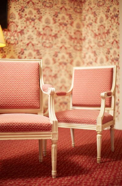 Paire de fauteuils à dossier carré de style...