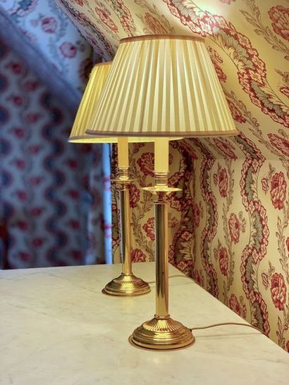 Paire de lampes en laiton doré, abat-jour...