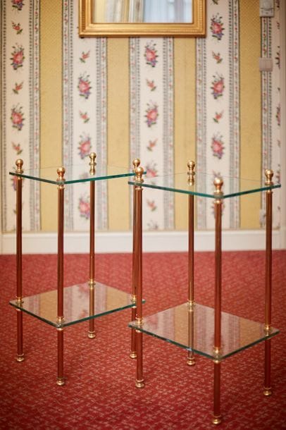 Paire de tables de chevet, à deux plateaux...