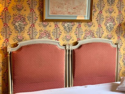 Deux paires de têtes de lit en bois laqué...