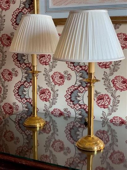 Paire de lampes en laiton doré et abat-jour...