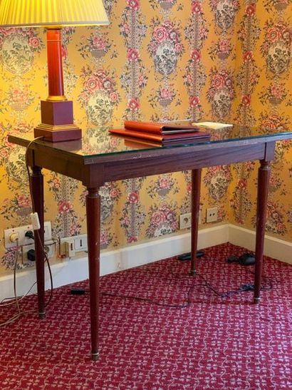 Bureau en bois teinté acajou de style Louis...