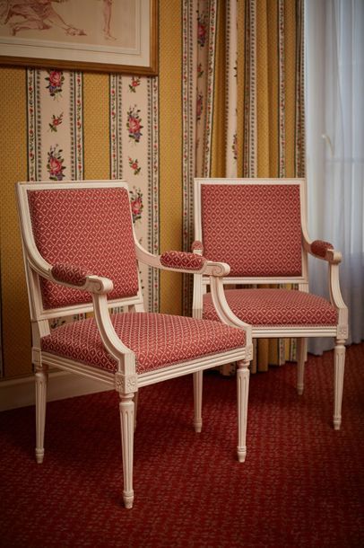 Paire de fauteuils à dossier carré de style...