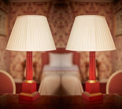 Vaughan Designs. Une lampe colonne en tôle...