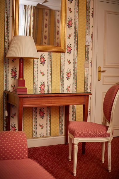 Bureau en bois teinté acajou de style Louis...