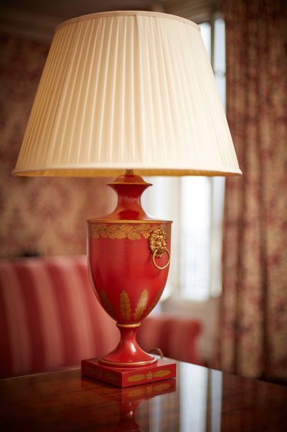 Vaughan Designs. Une lampe en tôle laquée...