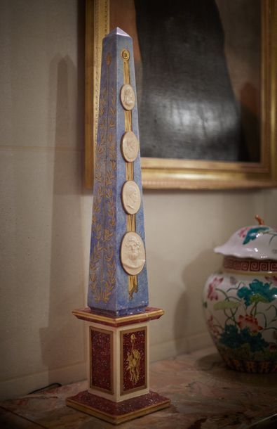 Paire d'obélisques modernes en papier mâché...