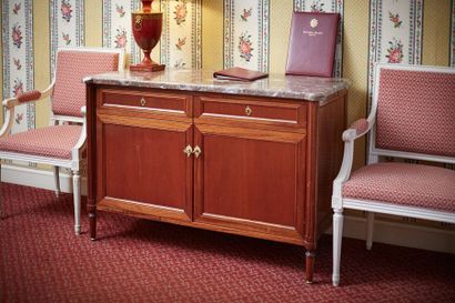Commode en acajou de style Louis XVI, plateau...