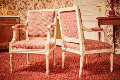 Réunion de cinq fauteuils de style Louis...