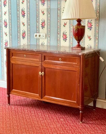Commode en acajou de style Louis XVI, plateau...