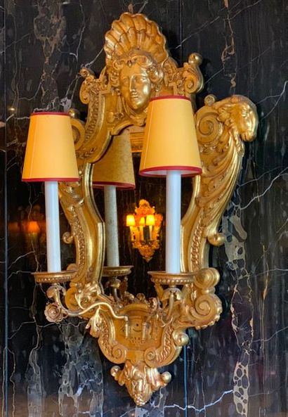 Paire d'appliques de style baroque en bois...