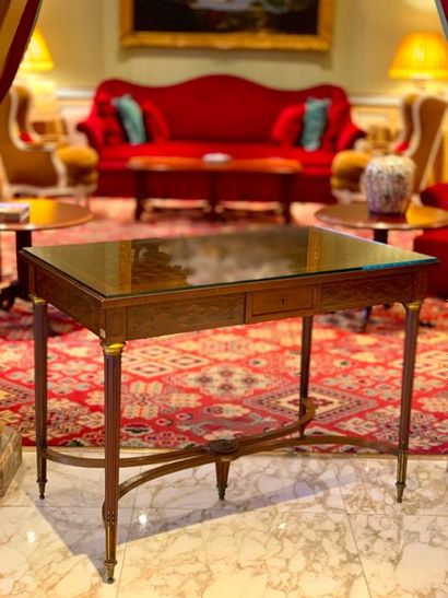 Table de milieu de style Louis XVI en placage...