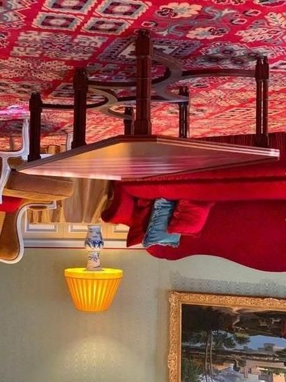 Table basse en acajou de style anglais. Le...
