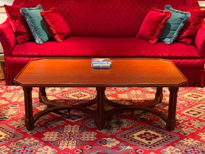 Table basse en acajou de style anglais. Le...