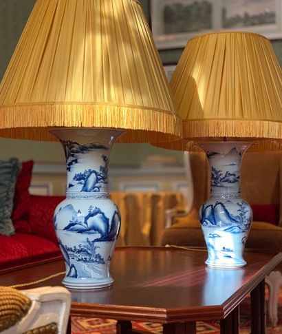Vaughan Designs. Une paire de lampes en porcelaine...