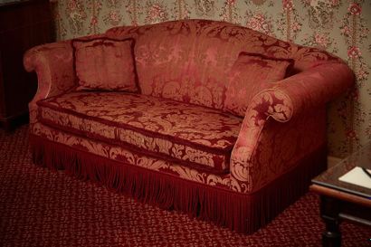 Canapé tapissier en damas rouge. Le coussin...