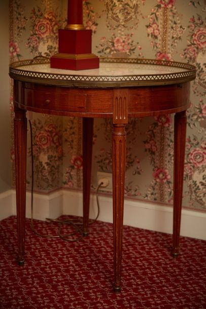 Table bouillotte en acajou, ouvrant par deux...