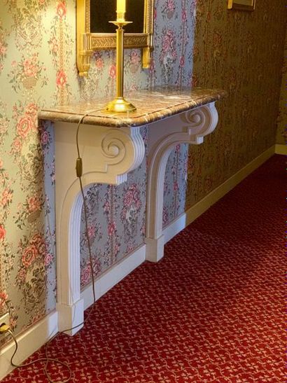 Console d'applique néo-classique. Les montants...