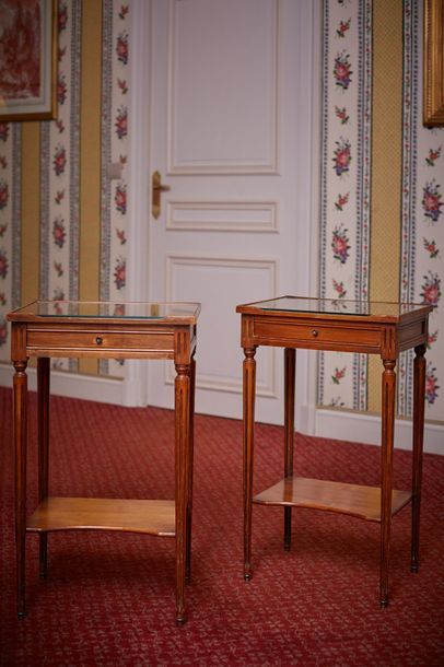 Paire de tables de chevet de style Louis...