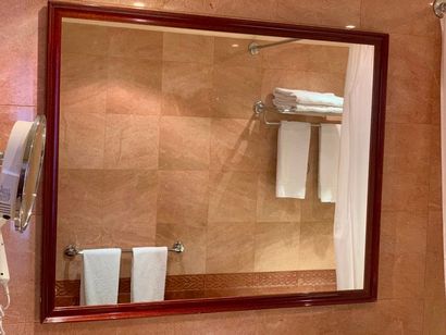 Deux miroirs rectangulaires, bordure en bois...