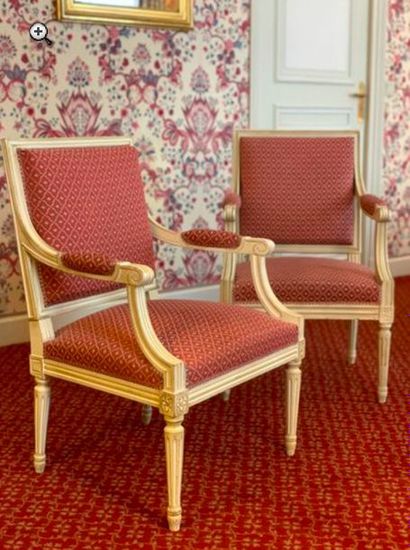 Paire de fauteuils à dossier carré de style...