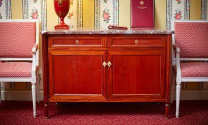 Commode en acajou de style Louis XVI, plateau...