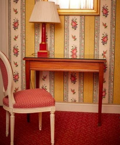 Bureau en bois teinté acajou de style Louis...