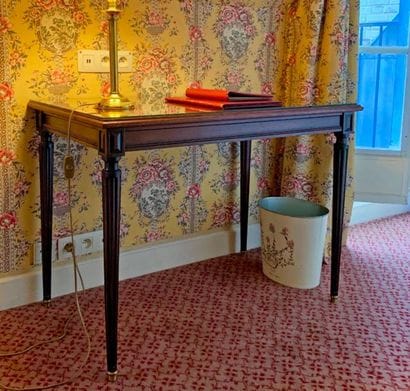 Bureau en bois teinté acajou de style Louis...