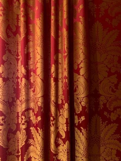 Paire de rideaux en damas rouge et or et...