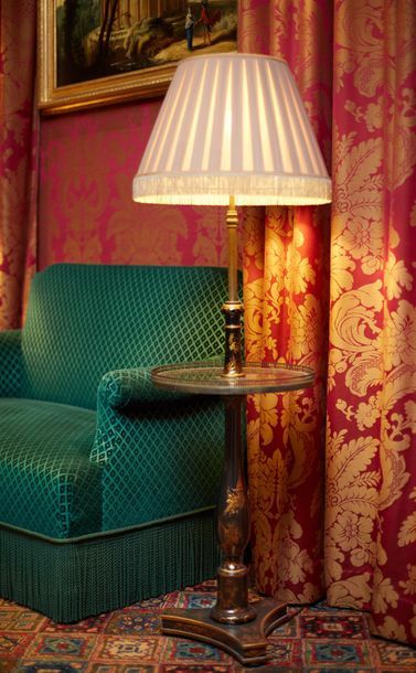 Vaughan Designs. Un lampadaire guéridon en...
